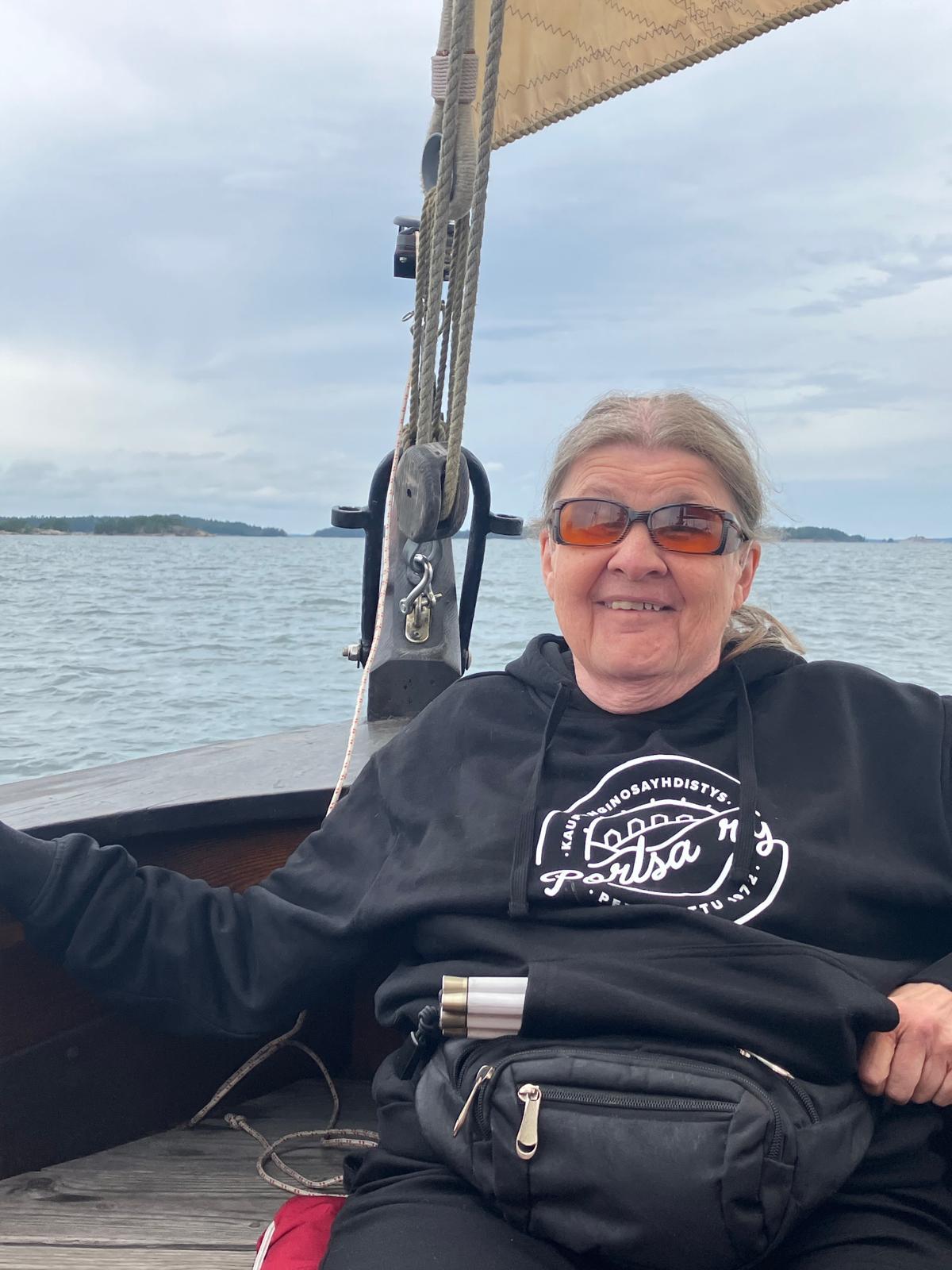 Marita Vainio veneessä. Taustalla näkyy meri ja taivas